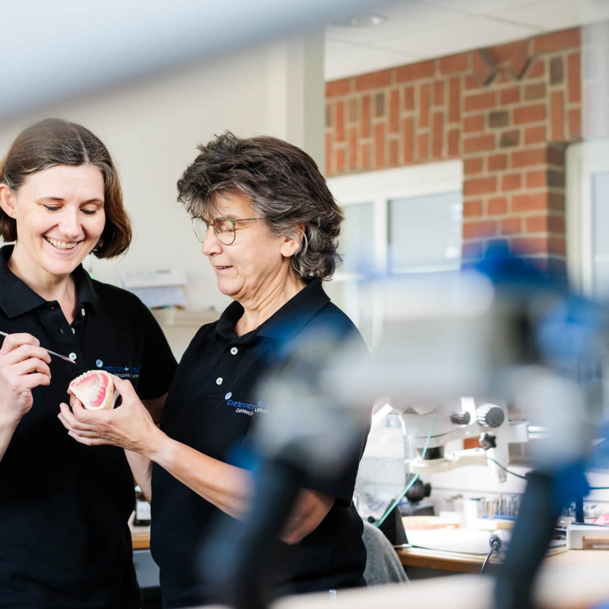Dentallabor Jobs bei Flensburg: Karriere in der Zahntechnik bei Petersen und Ehlers